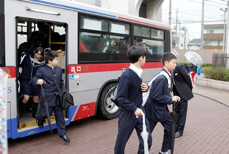 日吉駅からバスで通学する生徒もいます