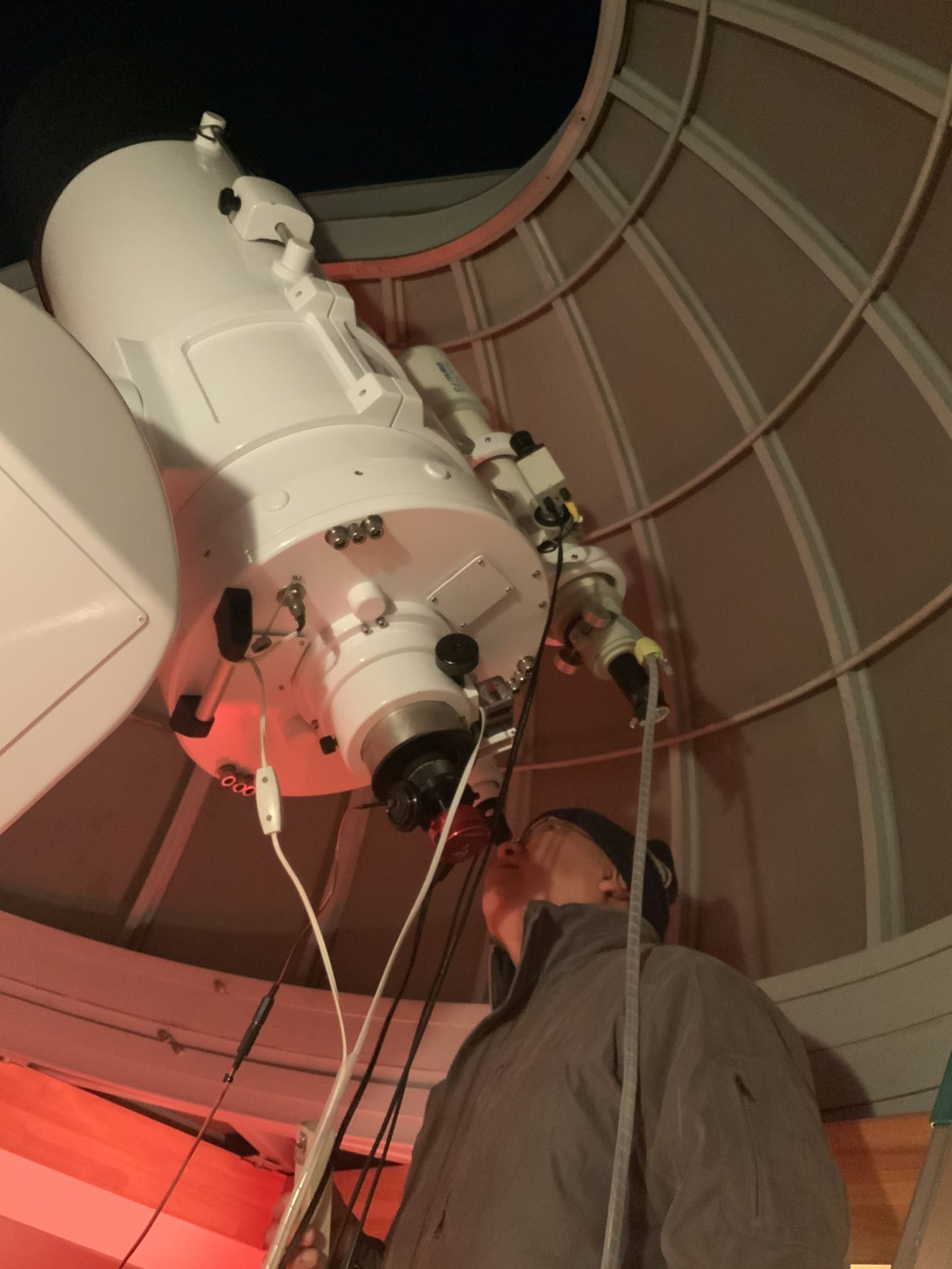 自宅屋上にある反射望遠鏡で観察中の北崎勝彦教諭（東洋英和女学院/社会科）。天文部の顧問としても指導している